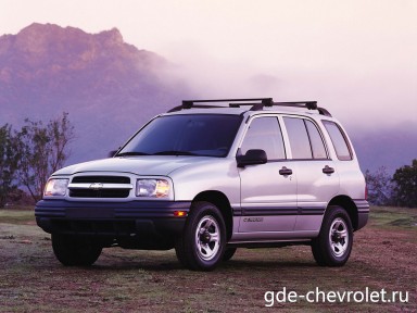 : Chevrolet Tracker спереди, сбоку