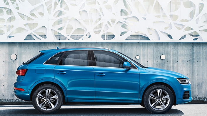 Audi Q3: справа сбоку