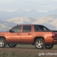 : Chevrolet Avalanche сбоку
