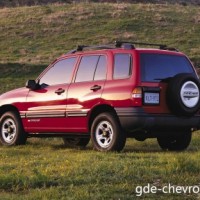 : Фото Chevrolet Tracker сзади, сбоку