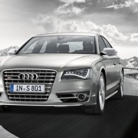 Audi S8 спереди: 